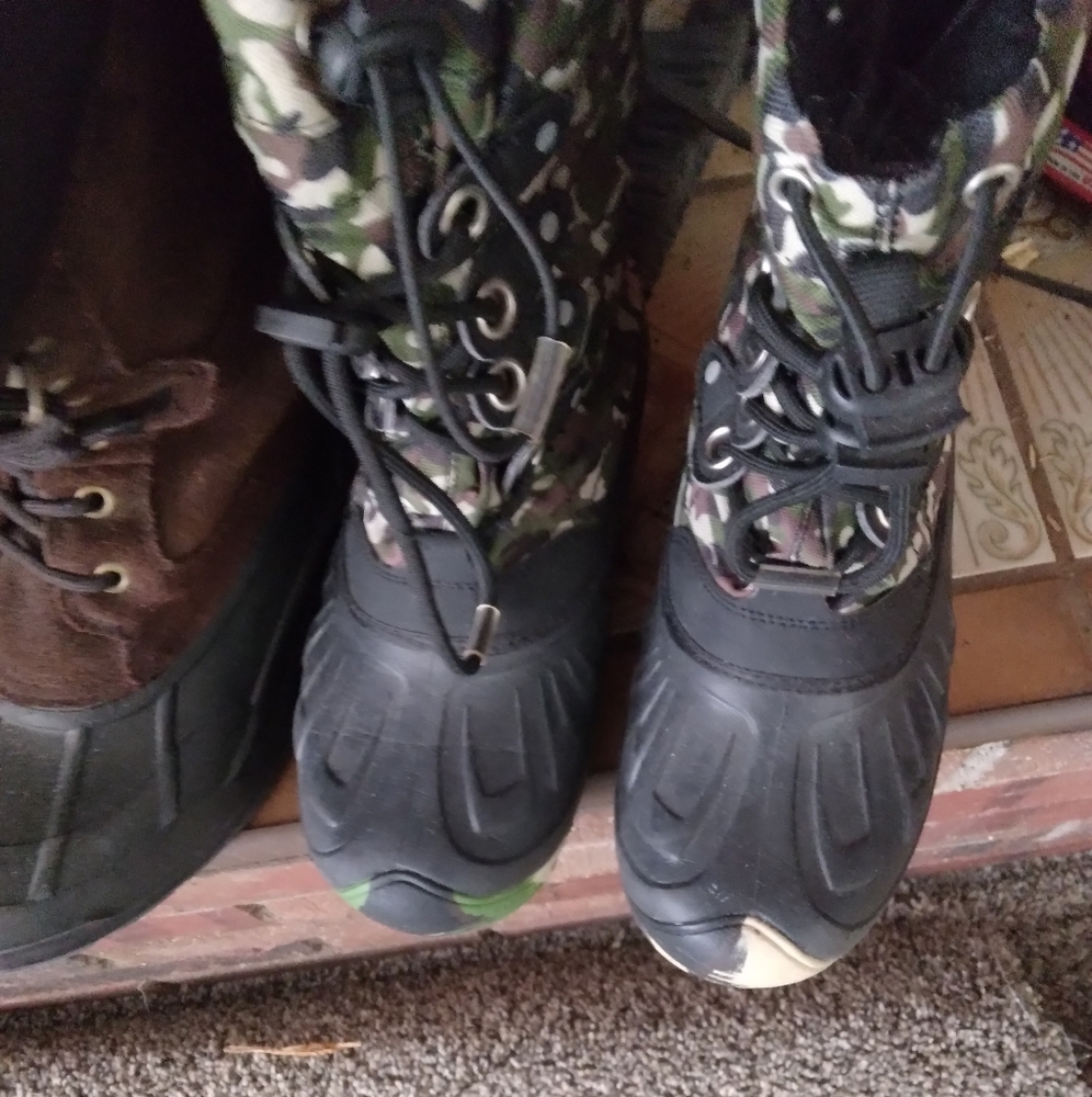 Boys snow boots size 9